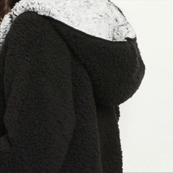 ❄️LAST2️⃣//REVERSIBLE BLACK WHITE SHERPA CARDIGAN - Picture 4 of 7